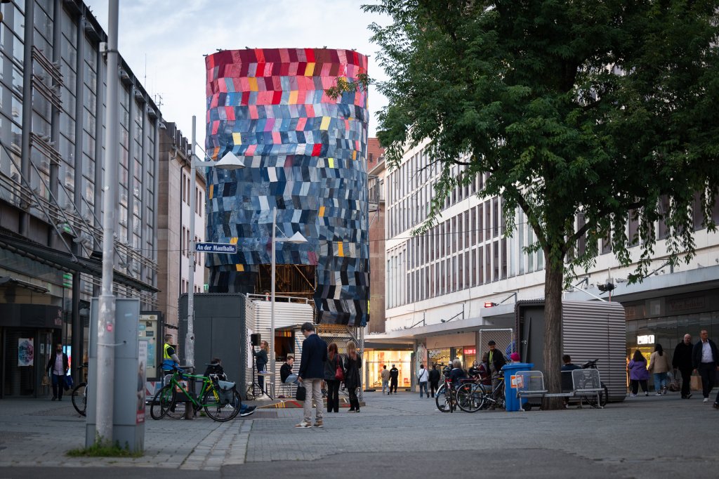 Turm-Installation von raumlaborberlin mit Verkleidung durch Raul Walch