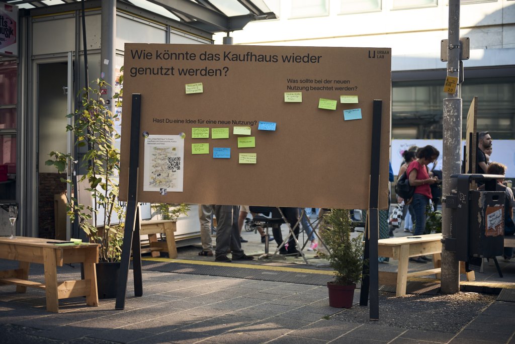 Ideensammlung auf einer Tafel mit Post-its