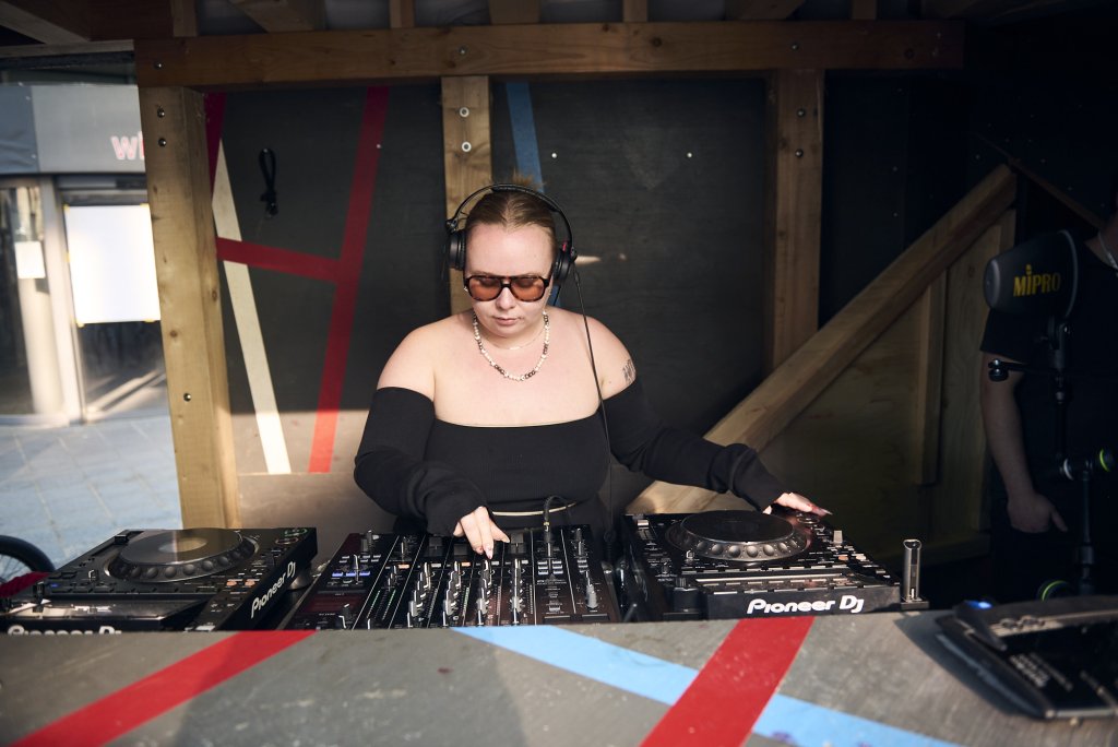DJ Alba tritt auf