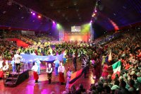 Das große Finale der MUSIKPARADE mit über 400 Künstlern aus verschiedenen Nationen in einer farbenprächtigen Choreografie. Dudelsackspieler, Marschkapellen und traditionelle Trachtengruppen präsentieren sich gemeinsam unter festlicher Lichtinszenierung in einer voll besetzten Arena. Im Zentrum weht eine große Europafahne – ein musikalisches und visuelles Symbol der Völkerverständigung.