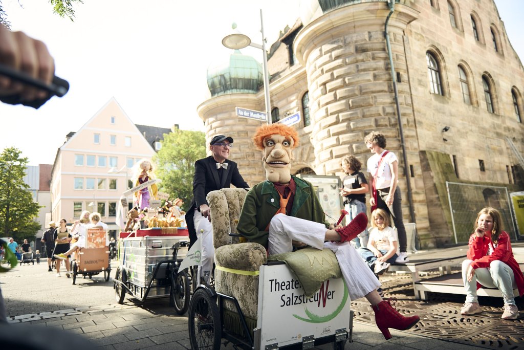 Eine Puppe in einem Lastenrad