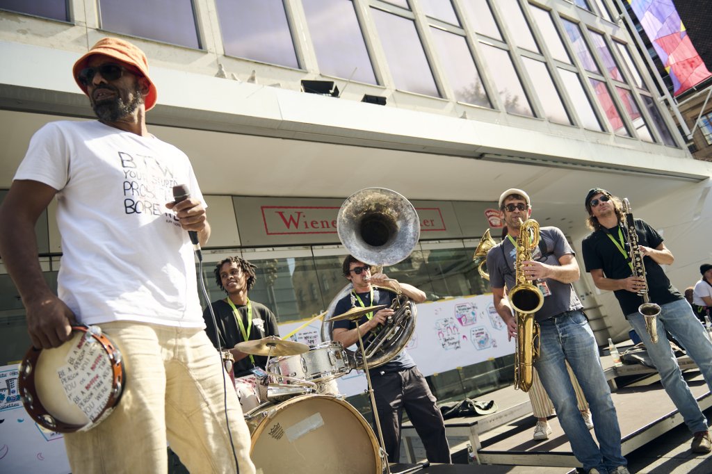 Express Brass Band tritt auf