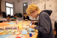 Kinder gestalten Kollagen aus Zeitschriften