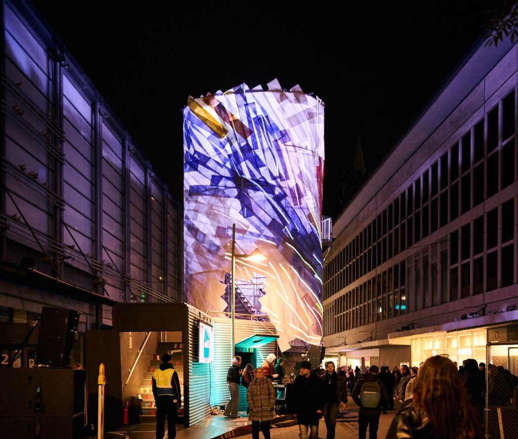 Beleuchteter Turm in der Pfannenschmiedsgasse
