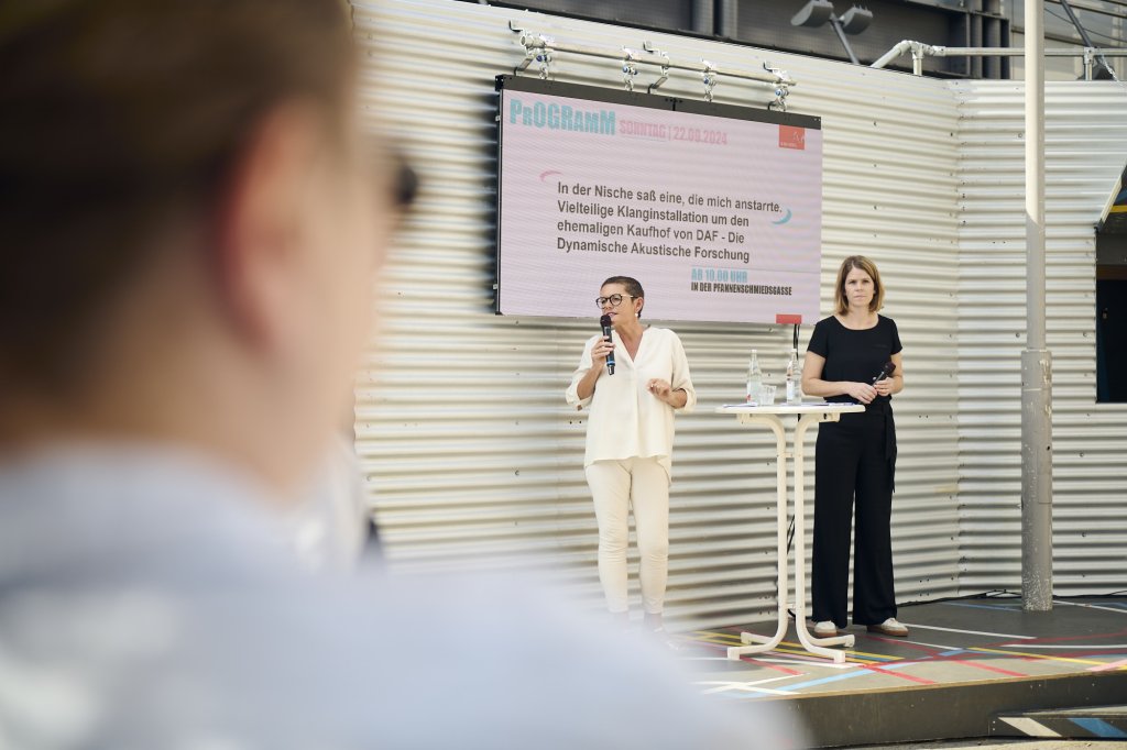 Dr. Elisabeth Hartung und Franziska Holzschuh beim Moderieren auf der Bühne bei der Eröffnungsveranstaltung. im September