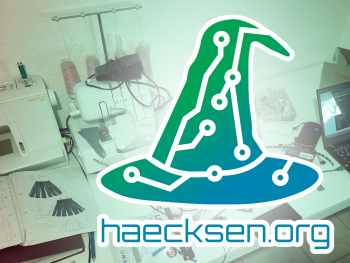 Foto: Lisa "Mullana" Schmidt
Logo der Haecksen, im Hintergrund ein Schreibtisch mit Computer, Nähmaschine und Werkzeug