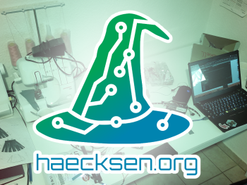 Logo der Haecksen, im Hintergrund ein Schreibtisch mit Computer, Nähmaschine und Werkzeug