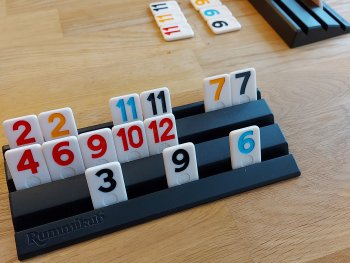 Zahlenplättchen auf einem Spielboard