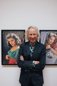 Nadine Barth steht vor den Fotografien zweier Hollywood-Berühmtheiten