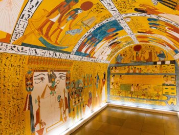 Grabkammer nach Abschluss der aufwändigen Malerarbeiten.