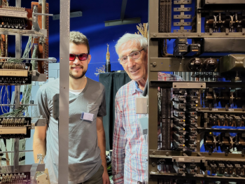 Ehrenamtliche bei der Telefonvermittlungsanlage