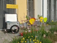 Tisch mit bunten Stühlen auf der Terrasse