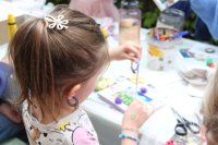 Ein Mädchen beim Basteln