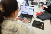 Weibliche Person arbeitet am Laptop