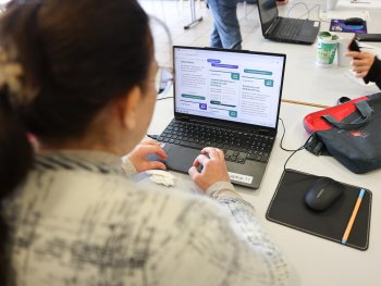 Weibliche Person arbeitet am Laptop