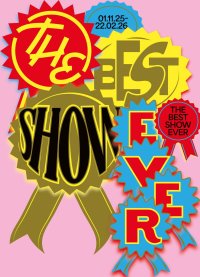 Motiv des Plakats zur Ausstellung The Best Show Ever bestehend aus bunten Plaketten mit je einem Wort des Ausstellungstitel in einer Plakette