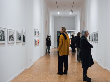 Foto: Laura Michele Kniesel
Menschen im Gang des Kunsthauses betrachten die Fotografien.