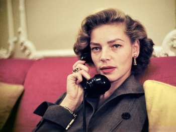 Foto: © Orkin/Engel Film and Photo Archive; VG Bild-Kunst, Bonn 2024.
Schauspielerin Lauren Bacall telefoniert auf einer roten Couch sitzend