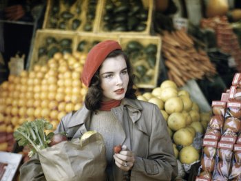 Copyright: © Orkin/Engel Film and Photo Archive; VG Bild-Kunst, Bonn 2024 Junge Frau beim Einkauf auf einem Markt