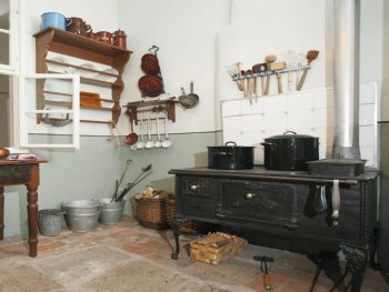 Copyright: Canva Zeigt eine sehr alte Küche