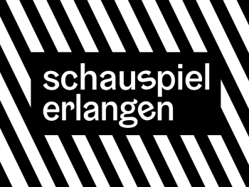 mittig das Logo des schauspiel erlangen (Schriftzug), dahinter schräge Streifen in schwarz und weiß
