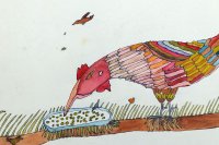 Auf der Kinderzeichnung ist Huhn mit bunten Federn zu sehen, das Körner vom Boden aufpickt.