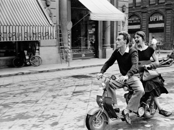 Copyright: © Orkin/Engel Film and Photo Archive; VG Bild-Kunst, Bonn 2025. Eine junge Frau und ein junger Mann auf einem Moped in Florenz