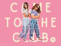 Come to the Club steht in Grossbuchstaben geschrieben - im Vordergrund sind zwei Mädchen zu sehen, die ein Outfit tragen, das mit weissem Stift illustriert wurde