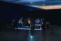 Diskotanzboden bestehend aus etwa 7600 kunsthistorischen Kleinbilddias, die dem Rhythmus der Musik entsprechend beleuchtet werden.