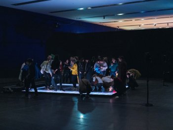 Copyright: Philipp Goldbach Dance Floor, 2021 Diskotanzboden bestehend aus etwa 7600 kunsthistorischen Kleinbilddias, die dem Rhythmus der Musik entsprechend beleuchtet werden.