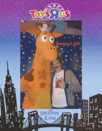 Foto des Künstlers mit dem Maskottchen der Spielwarenmarke Toys R Us, anlässlich beider Geburtstag.