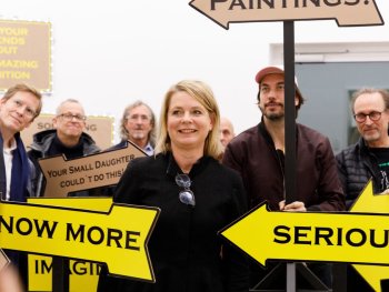 Copyright: Claus Richter, Great Expectation, 2011 Die Kuratorin der Ausstellung mit einigen Künstlern im Schilderwald von Claus Richter.