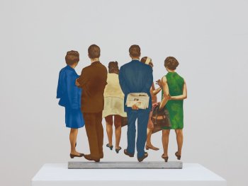 Copyright: Howard Kanovitz, The people, 1971, Multiple, (c) VG Bild-Kunst Bonn, 2025 Foto Annette Kradisch Eine Figurengruppe von hinten ein nicht sichtbares Kunstwerk betrachtend