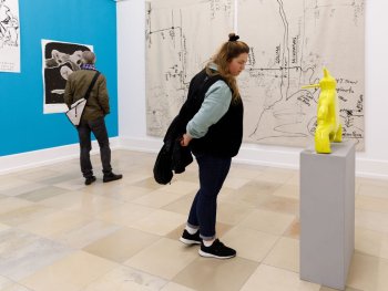 Copyright: Christian Jankowski, aus der Serie Künstlerpfade & Geknetete Stadt Gewebter Wandteppich nach einer gezeichneten Wegbeschreibung und Bronzeskulptur nach einer von Kindern gekneteten Vorlage in Gelb.