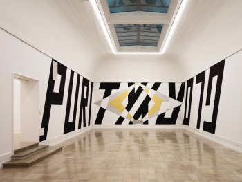 Copyright: Lars Breuer, Purity Glory, 2025 Die Worte Purity und Glory als wandfüllende Schrift im großen Saal der Kunsthalle