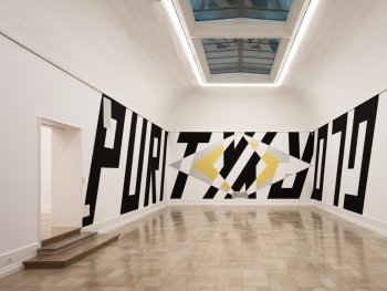 Foto: Lars Breuer
Die Worte Purity und Glory als wandfüllende Schrift im großen Saal der Kunsthalle