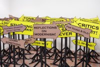 Ein Schilderwald mit reißerischen Ankündigungen und Hinweisen