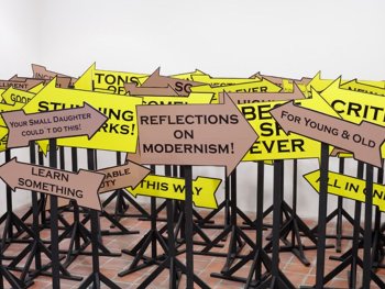 Copyright: Claus Richter, Great Expectation, 2011 Ein Schilderwald mit reißerischen Ankündigungen und Hinweisen