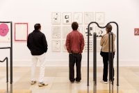 Zeichnungen von David Shrigley, davor Stahlrohrskulpturen von Wolfgang Stehle als Bildbetrachtungshilfen, in die sich Besucher einhängen können.