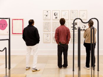 Copyright: David Shrigley und Wolfgang Stehle Zeichnungen von David Shrigley, davor Stahlrohrskulpturen von Wolfgang Stehle als Bildbetrachtungshilfen, in die sich Besucher einhängen können.