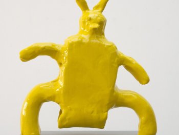 Copyright: Christian Jankowski, aus der Serie: Geknetete Stadt, 2023 Fabelwesen auf zwei Beinen mit Hasenohren aus Messing, gelb gestrichen