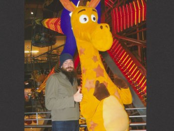 Copyright: Brent Birnbaum, Birthday Boys, 2012 Foto des Künstlers mit dem Maskottchen der Spielwarenmarke Toys R Us, anlässlich beider Geburtstag.