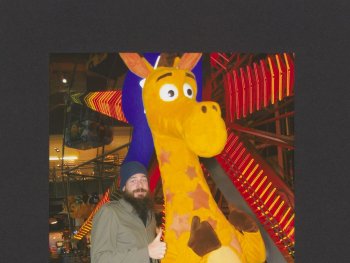 Foto: Brent Birnbaum
Foto des Künstlers mit dem Maskottchen der Spielwarenmarke Toys R Us, anlässlich beider Geburtstag.