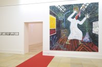 Ein Maler in weißem Gewand mit spithem Hut und Maske im Gesicht in seinem Atelier