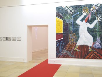 Foto: Sebastian Tröger
Ein Maler in weißem Gewand mit spithem Hut und Maske im Gesicht in seinem Atelier