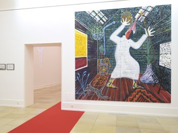 Copyright: Sebastian Tröger, Exklusiver Einblick in den gewöhnlichen Alltag eines nachdenklichen Künstlers (MorgenroutineI), 2025 Ein Maler in weißem Gewand mit spithem Hut und Maske im Gesicht in seinem Atelier