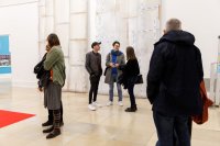 Motiv des Plakats zur Ausstellung The Best Show Ever bestehend aus bunten Plaketten mit je einem Wort des Ausstellungstitel in einer Plakette