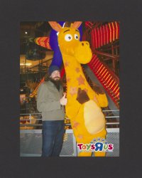 Foto des Künstlers mit dem Maskottchen der Spielwarenmarke Toys R Us, anlässlich beider Geburtstag.