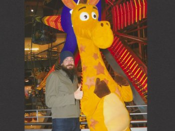 Copyright: Brent Birnbaum, Birthday Boys, 2012 Foto des Künstlers mit dem Maskottchen der Spielwarenmarke Toys R Us, anlässlich beider Geburtstag.