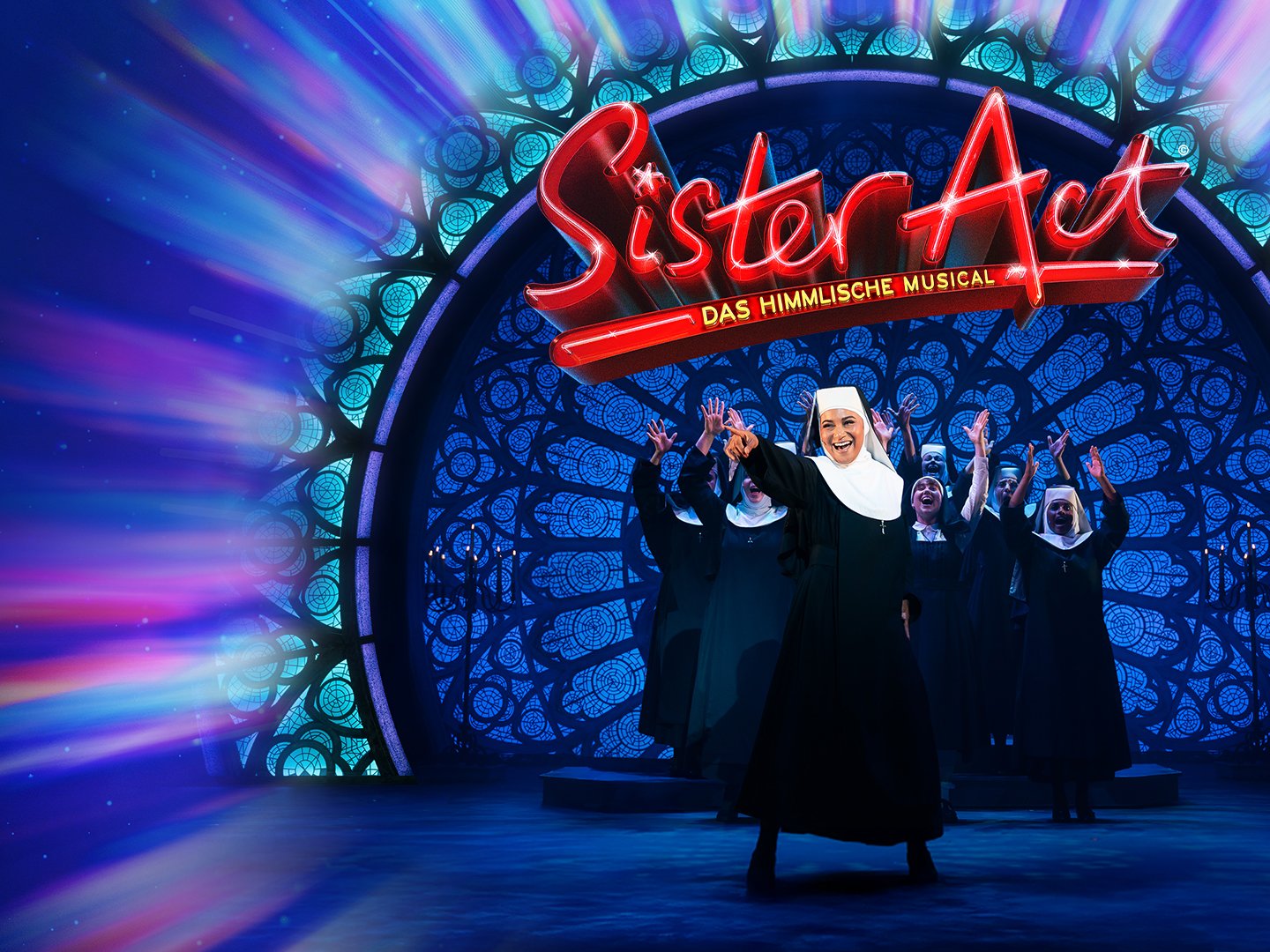 Werbebild des Musicals „Sister Act" mit einer tanzenden Person in Ordenstracht vor einem beleuchteten Bühnenportal.